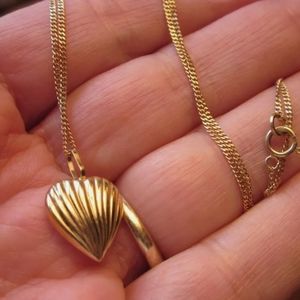 14k gold necklace with Seashell charm 24"
